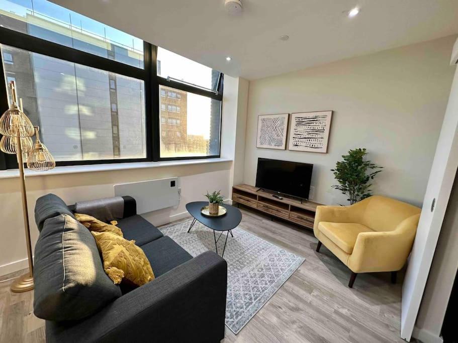 1 Bed Flat With View Of Old Trafford Lägenhet Manchester Exteriör bild