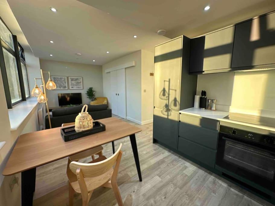 1 Bed Flat With View Of Old Trafford Lägenhet Manchester Exteriör bild