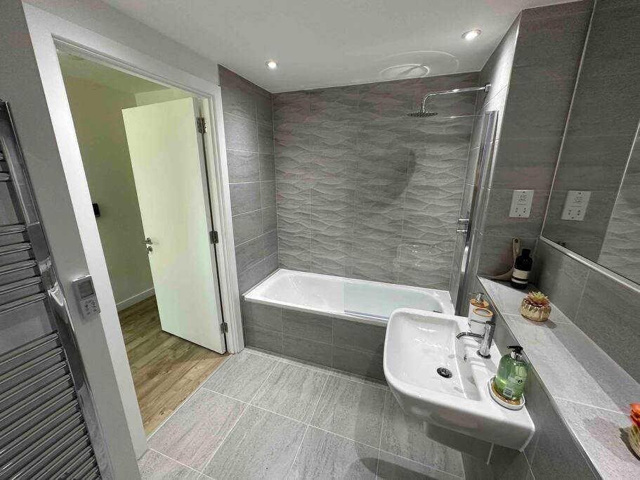 1 Bed Flat With View Of Old Trafford Lägenhet Manchester Exteriör bild