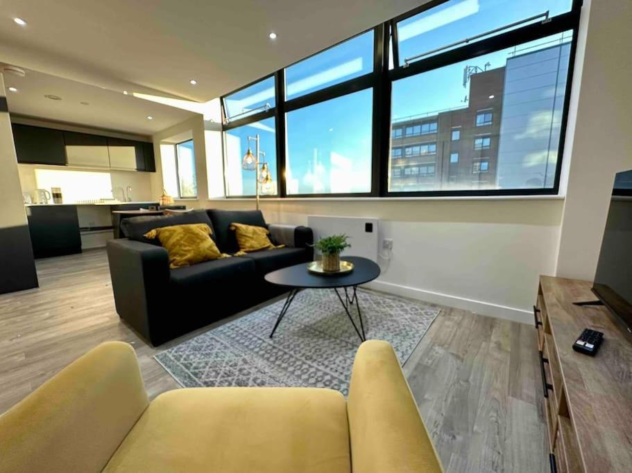 1 Bed Flat With View Of Old Trafford Lägenhet Manchester Exteriör bild