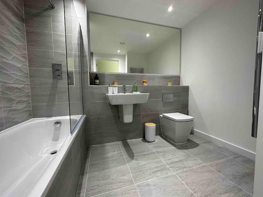 1 Bed Flat With View Of Old Trafford Lägenhet Manchester Exteriör bild