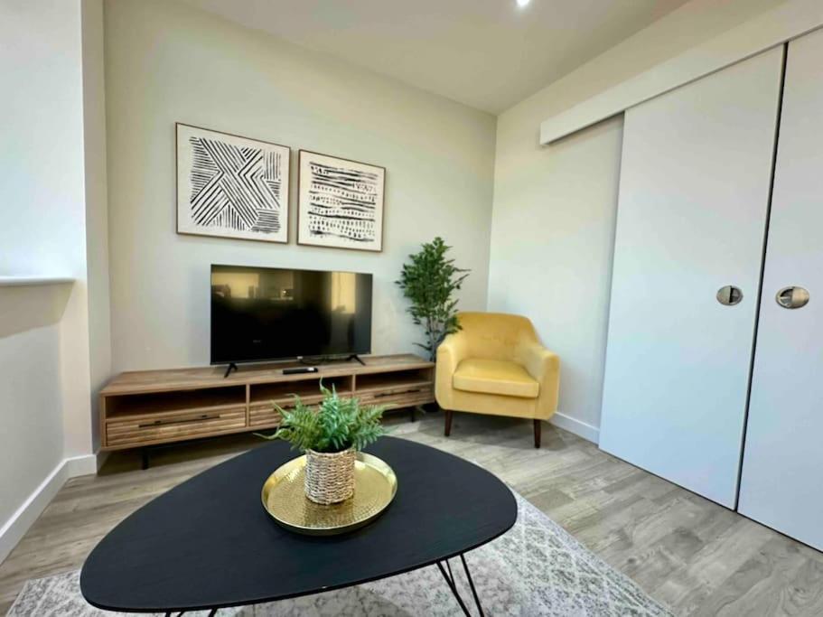 1 Bed Flat With View Of Old Trafford Lägenhet Manchester Exteriör bild